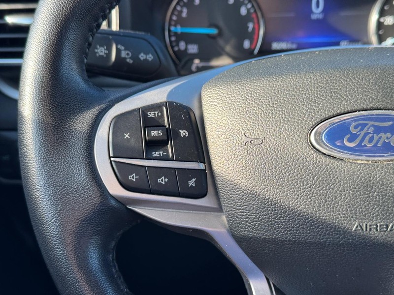 Ford Explorer Vehicle Full-screen Gallery Image 21