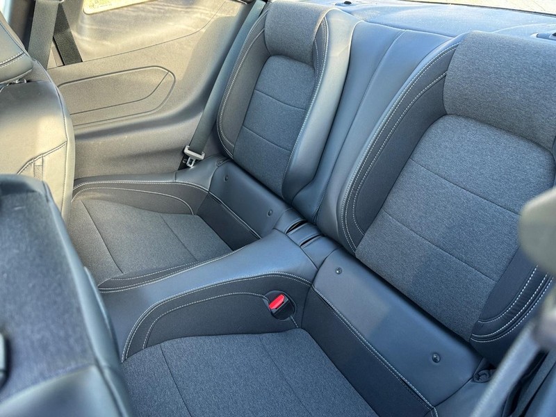 Ford Mustang Vehicle Full-screen Gallery Image 12