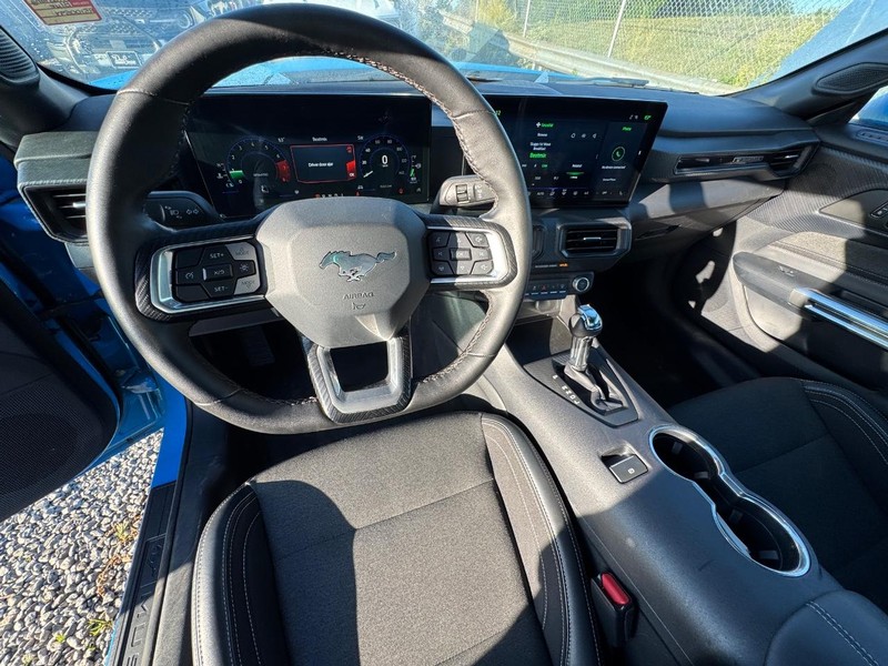 Ford Mustang Vehicle Full-screen Gallery Image 14