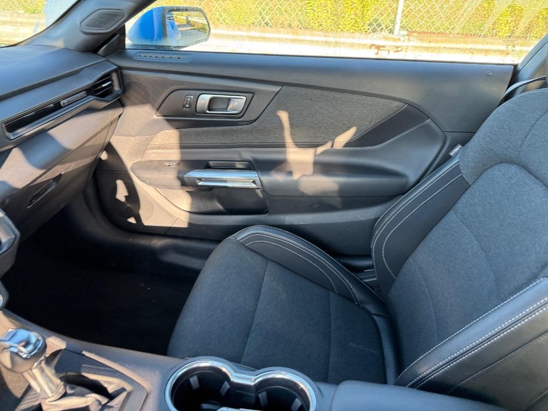 Ford Mustang Vehicle Full-screen Gallery Image 15