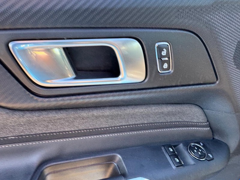Ford Mustang Vehicle Full-screen Gallery Image 16