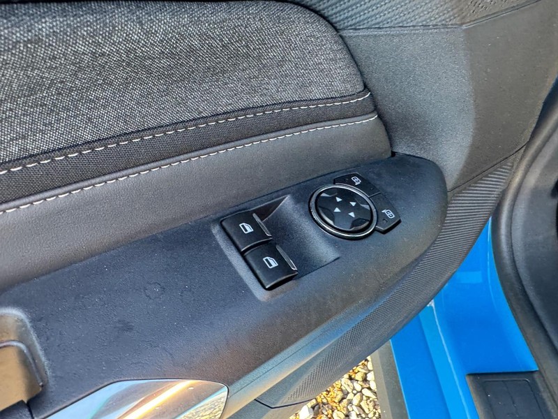 Ford Mustang Vehicle Full-screen Gallery Image 17