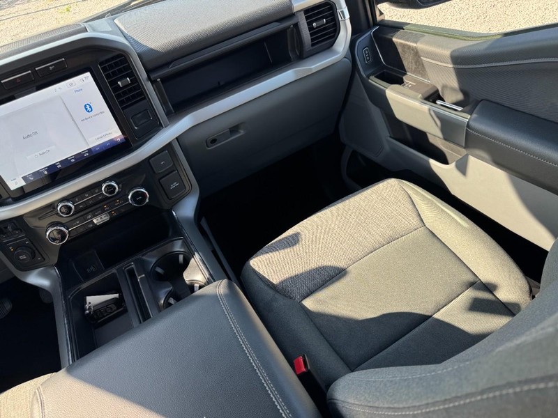 Ford F-150 Vehicle Full-screen Gallery Image 16