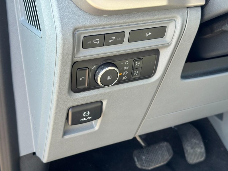 Ford F-150 Vehicle Full-screen Gallery Image 18