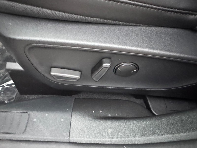Ford Escape Vehicle Full-screen Gallery Image 19