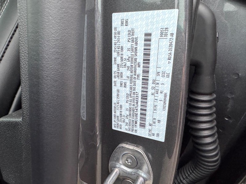 Ford Escape Vehicle Full-screen Gallery Image 27