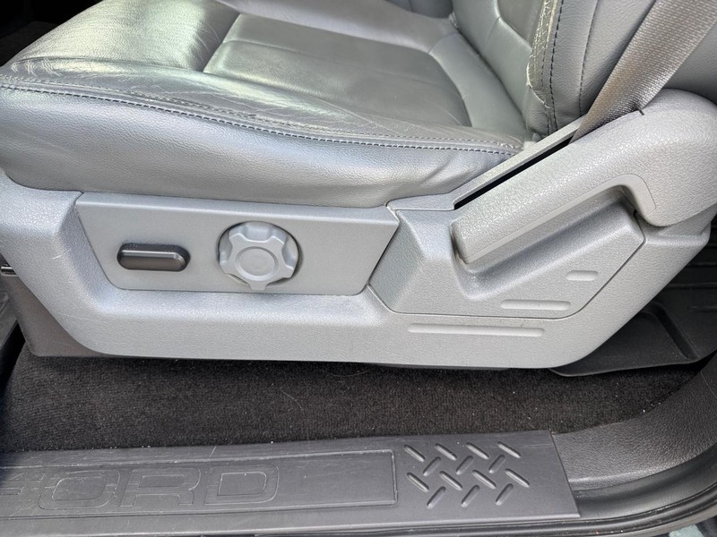 Ford F-150 Vehicle Full-screen Gallery Image 17