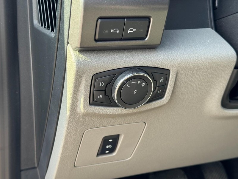 Ford F-150 Vehicle Full-screen Gallery Image 17