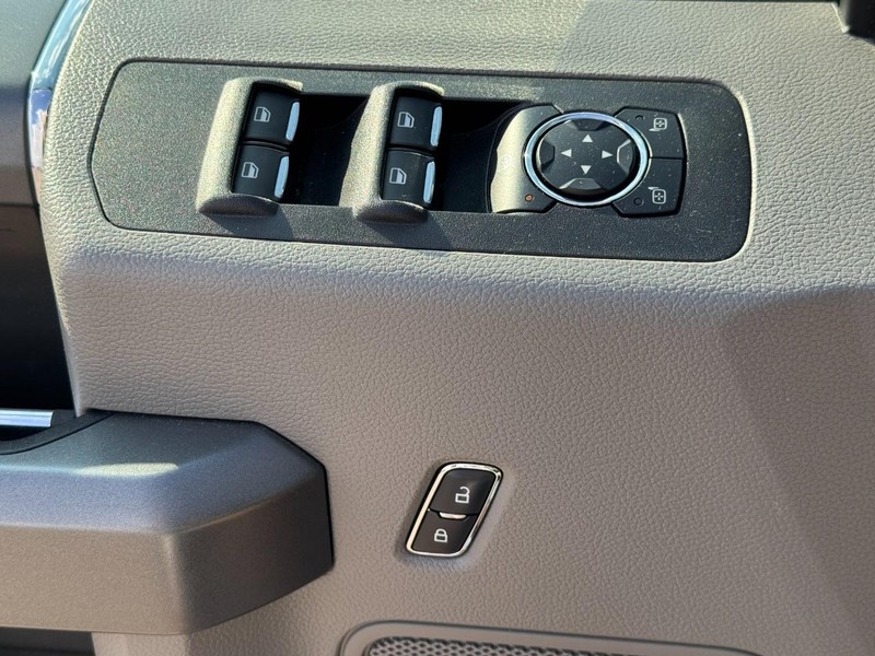 Ford F-150 Vehicle Full-screen Gallery Image 24