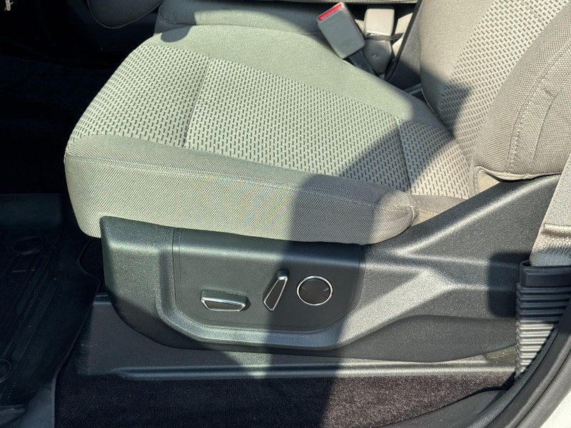 Ford F-150 Vehicle Full-screen Gallery Image 25