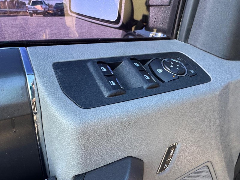 Ford F-150 Vehicle Full-screen Gallery Image 17