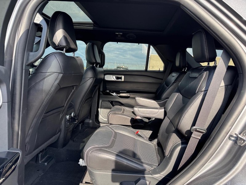 Ford Explorer Vehicle Full-screen Gallery Image 12