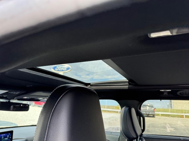 Ford Explorer Vehicle Full-screen Gallery Image 13