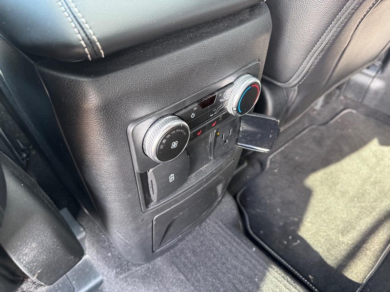 Ford Explorer Vehicle Full-screen Gallery Image 14