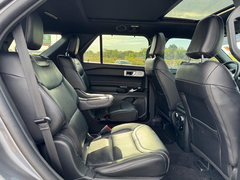 Ford Explorer Vehicle Full-screen Gallery Image 15
