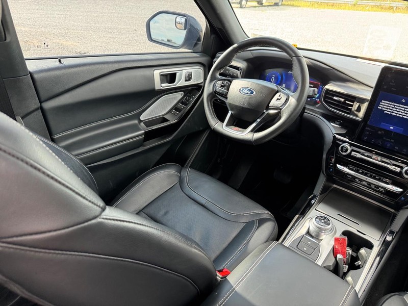 Ford Explorer Vehicle Full-screen Gallery Image 16