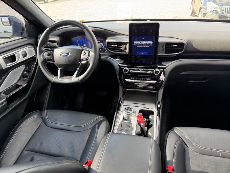 Ford Explorer Vehicle Full-screen Gallery Image 17