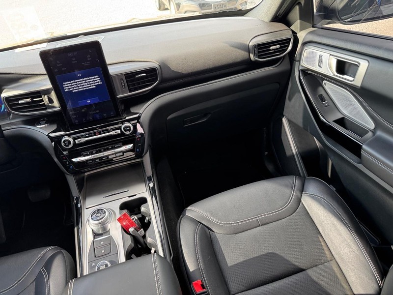 Ford Explorer Vehicle Full-screen Gallery Image 18