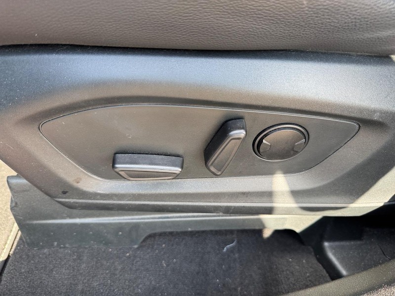 Ford Explorer Vehicle Full-screen Gallery Image 19