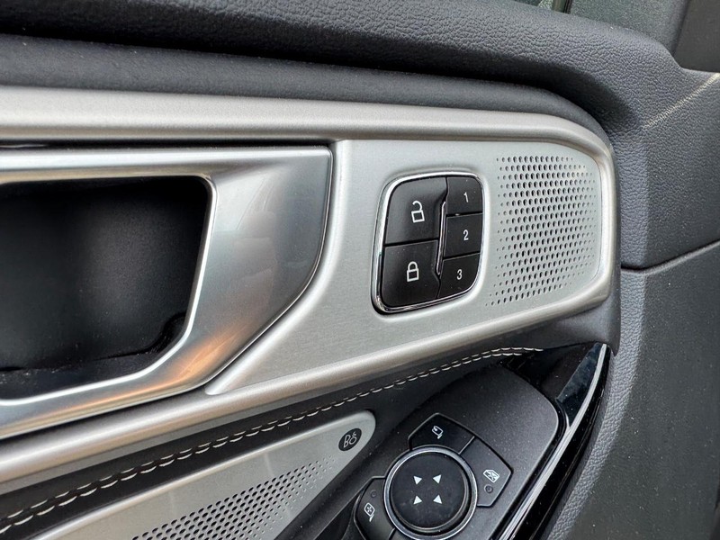 Ford Explorer Vehicle Full-screen Gallery Image 21