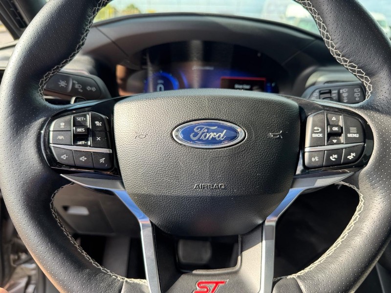 Ford Explorer Vehicle Full-screen Gallery Image 22