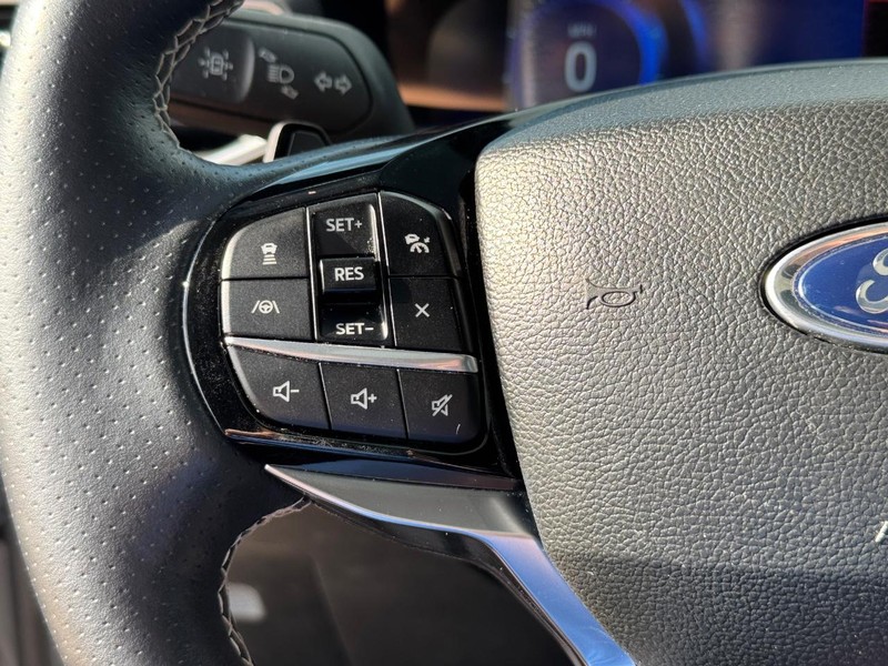 Ford Explorer Vehicle Full-screen Gallery Image 23