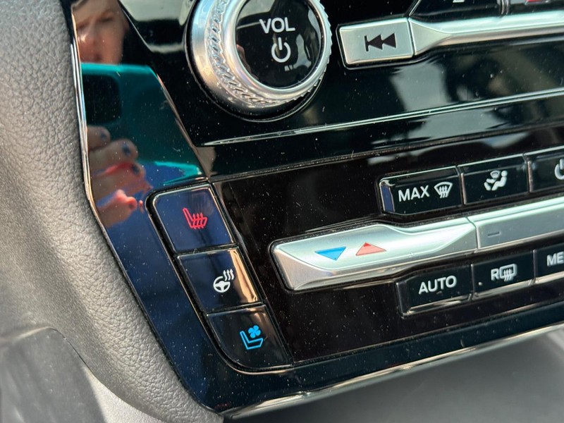 Ford Explorer Vehicle Full-screen Gallery Image 25