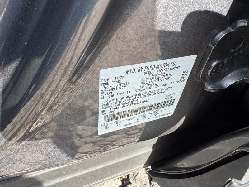Ford Explorer Vehicle Full-screen Gallery Image 29