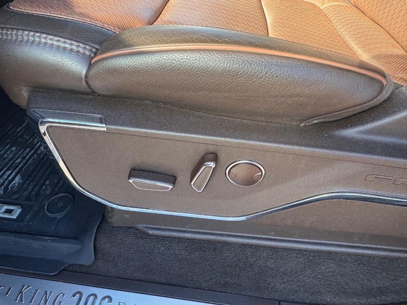 Ford F-150 Vehicle Full-screen Gallery Image 18
