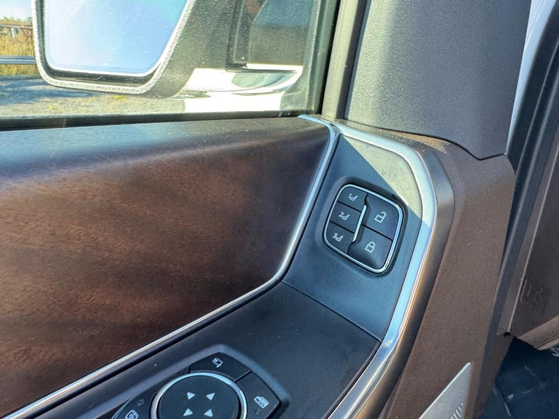 Ford F-150 Vehicle Full-screen Gallery Image 20