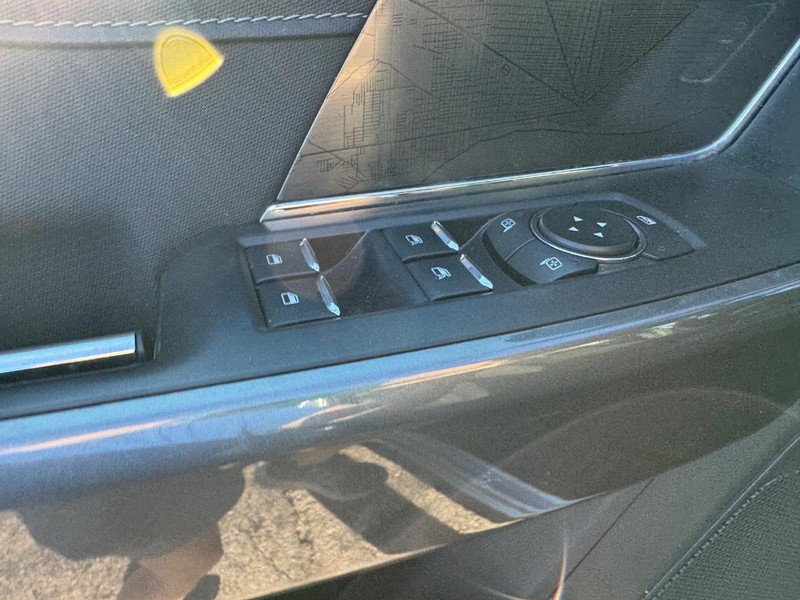 Ford F-150 Vehicle Full-screen Gallery Image 18