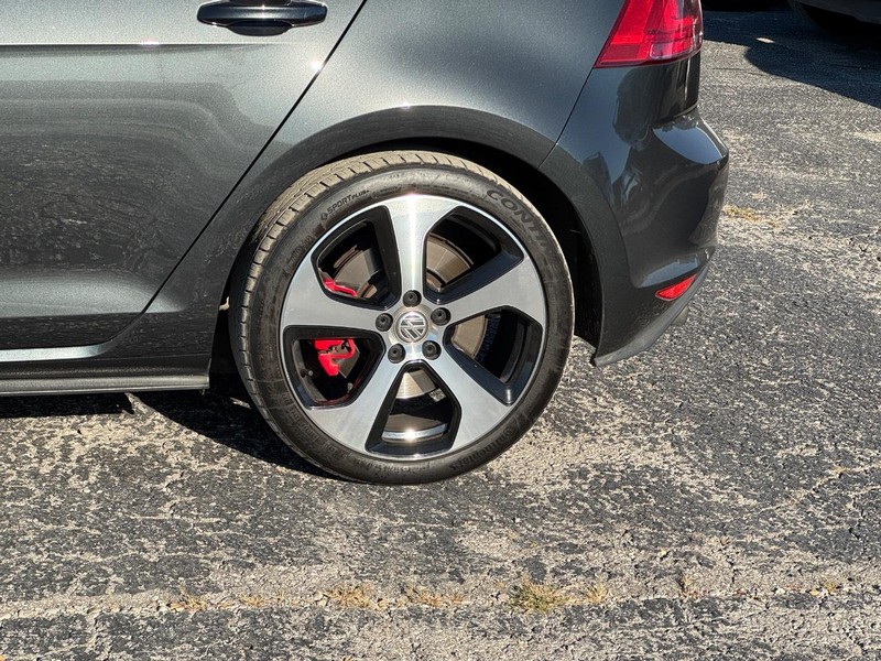 Volkswagen Golf GTI Vehicle Full-screen Gallery Image 11