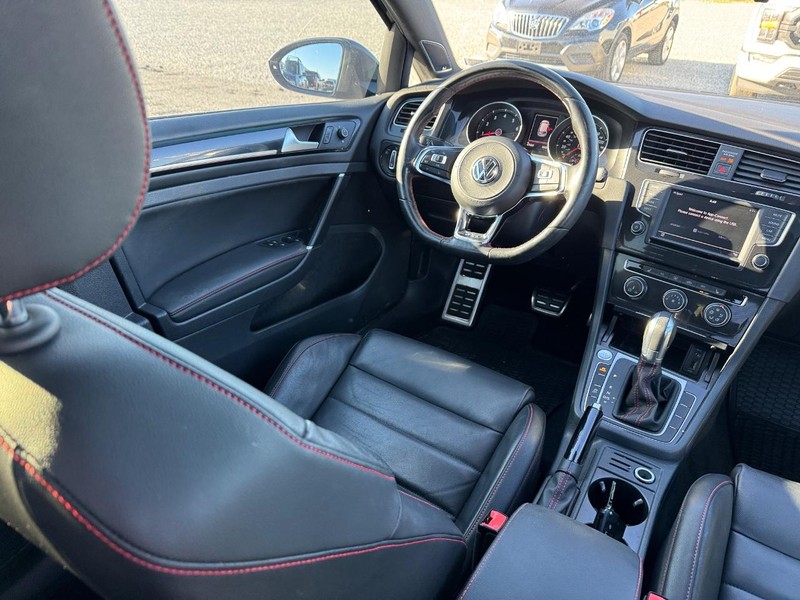 Volkswagen Golf GTI Vehicle Full-screen Gallery Image 15