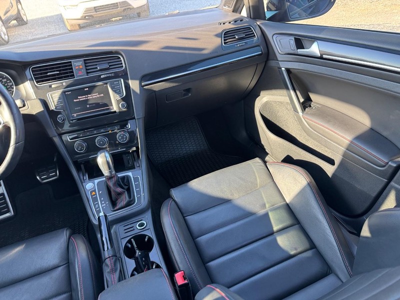 Volkswagen Golf GTI Vehicle Full-screen Gallery Image 17