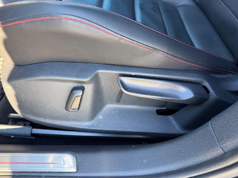 Volkswagen Golf GTI Vehicle Full-screen Gallery Image 18