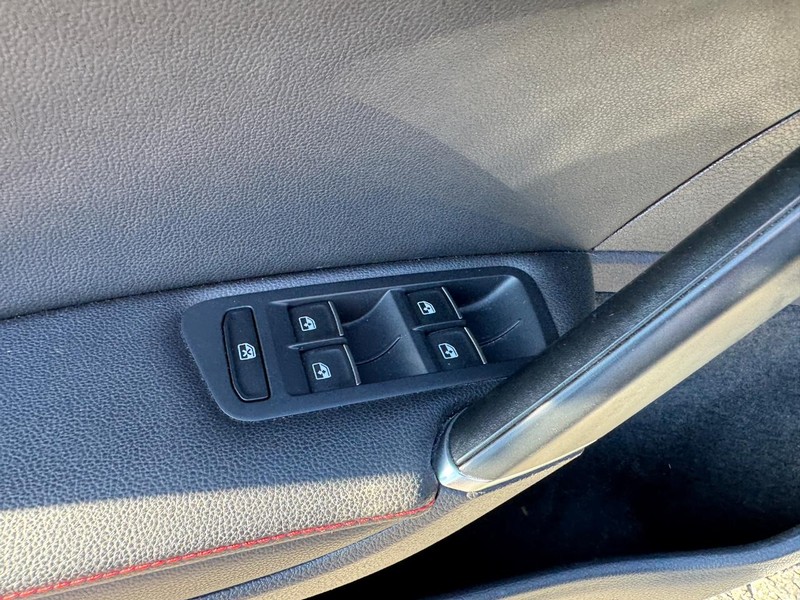 Volkswagen Golf GTI Vehicle Full-screen Gallery Image 19
