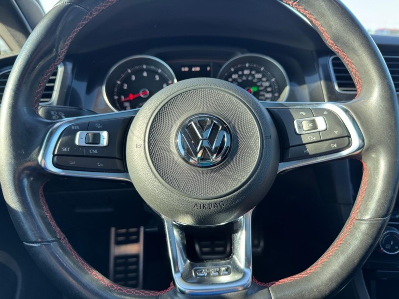 Volkswagen Golf GTI Vehicle Full-screen Gallery Image 20