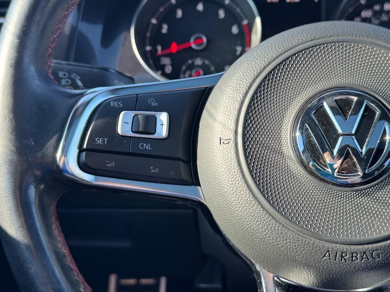 Volkswagen Golf GTI Vehicle Full-screen Gallery Image 21