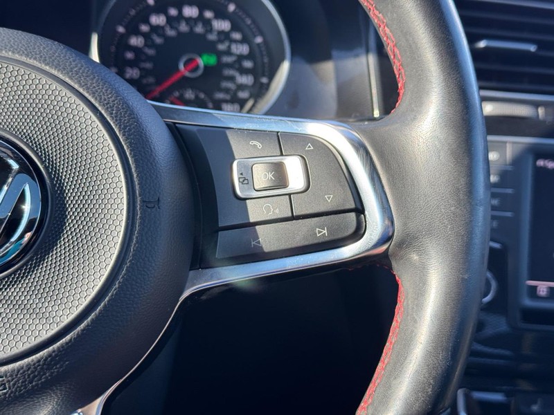 Volkswagen Golf GTI Vehicle Full-screen Gallery Image 22