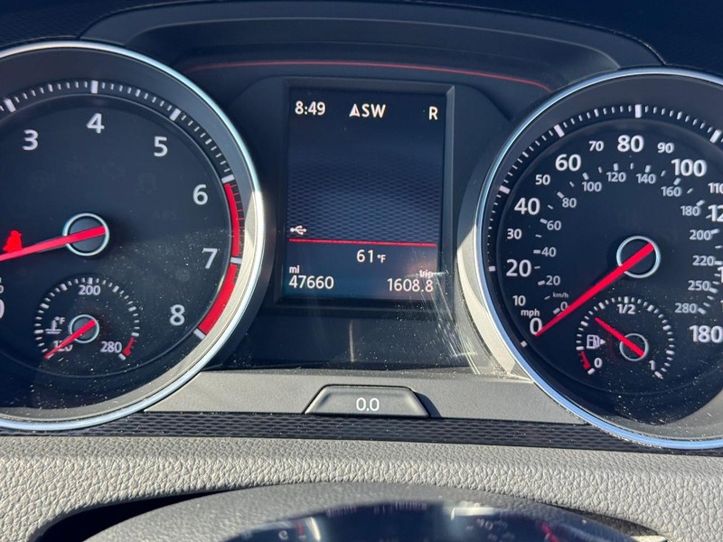 Volkswagen Golf GTI Vehicle Full-screen Gallery Image 24