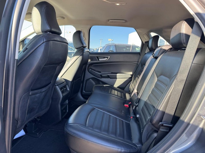Ford Edge Vehicle Full-screen Gallery Image 12