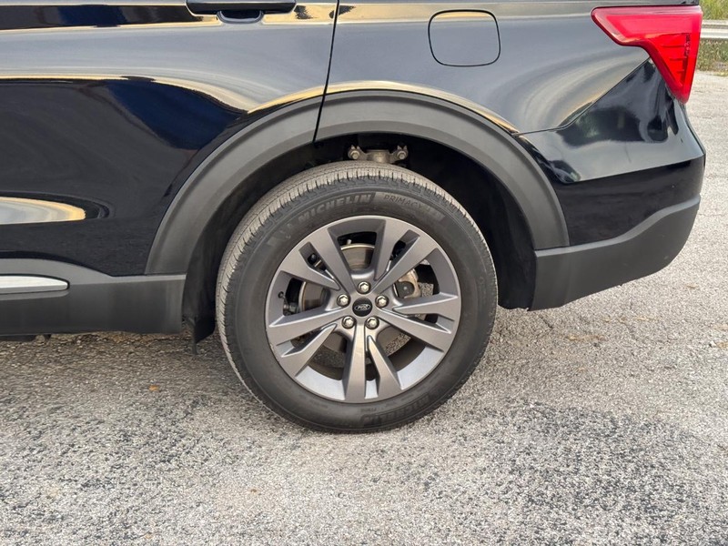 Ford Explorer Vehicle Full-screen Gallery Image 11