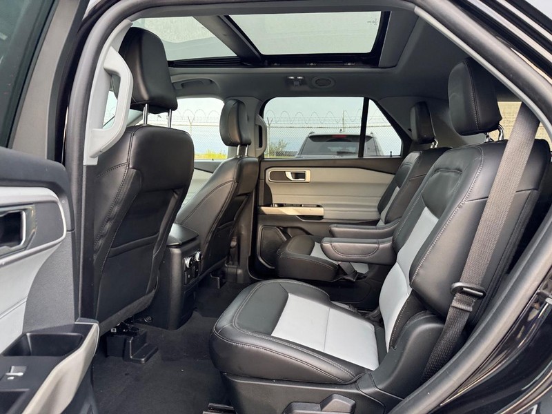 Ford Explorer Vehicle Full-screen Gallery Image 12