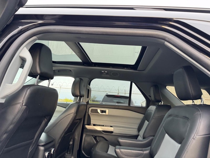 Ford Explorer Vehicle Full-screen Gallery Image 13