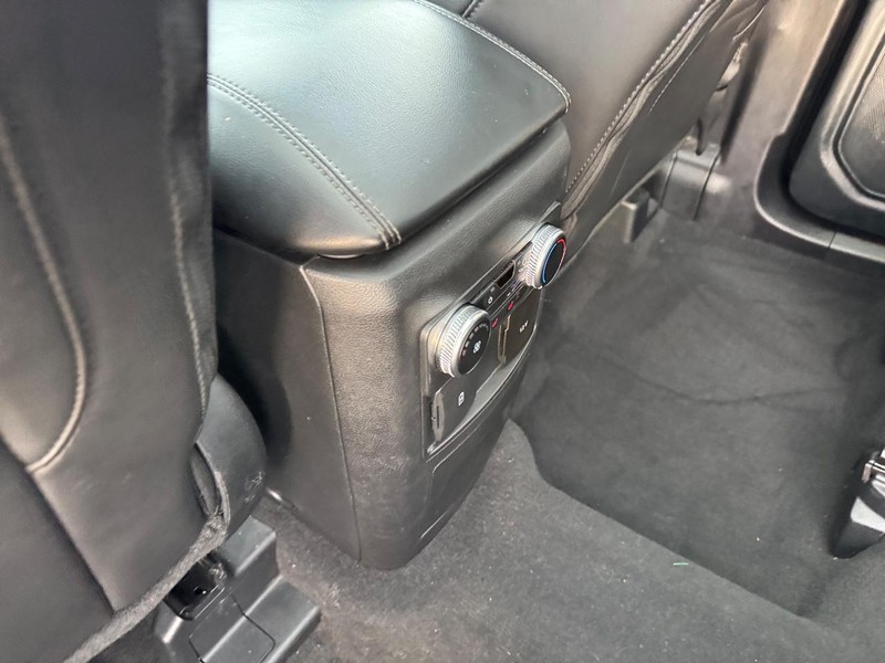 Ford Explorer Vehicle Full-screen Gallery Image 14