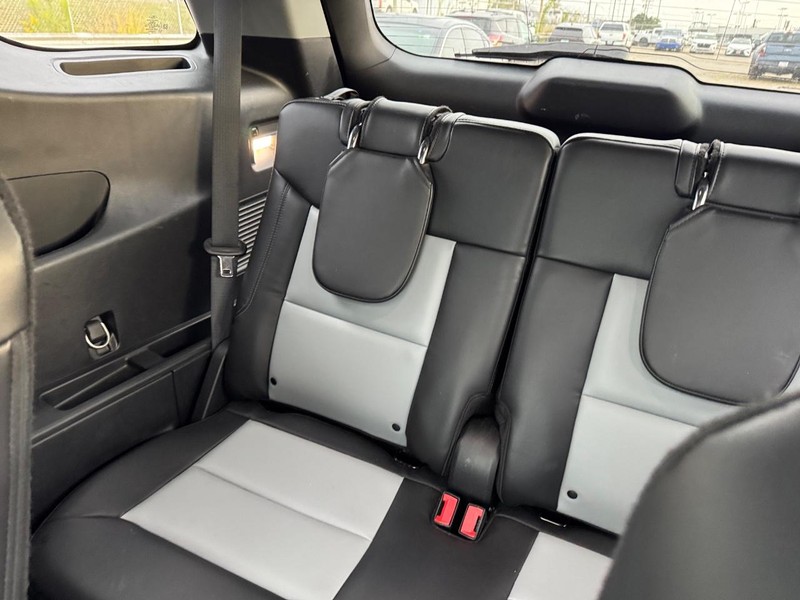 Ford Explorer Vehicle Full-screen Gallery Image 15