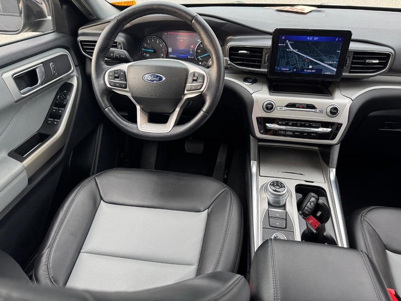 Ford Explorer Vehicle Full-screen Gallery Image 16