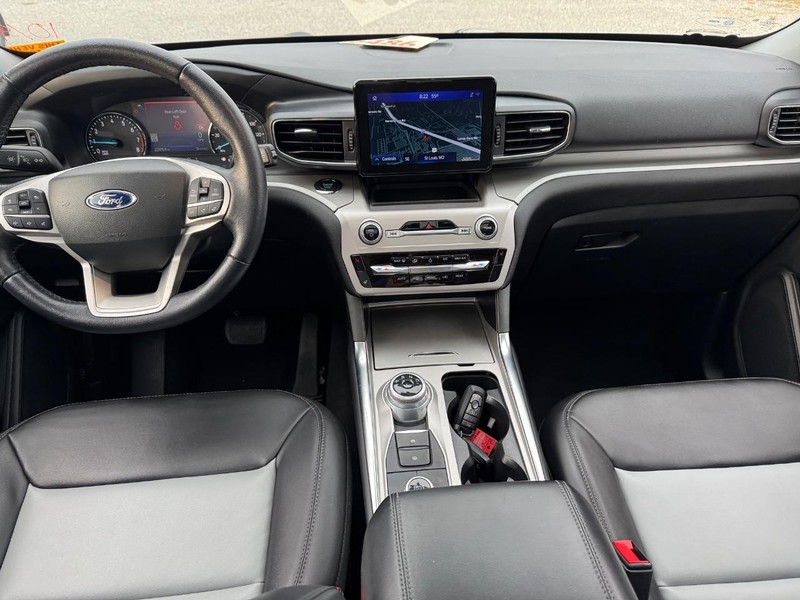 Ford Explorer Vehicle Full-screen Gallery Image 17
