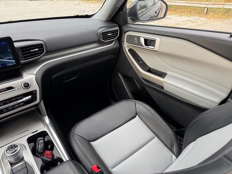 Ford Explorer Vehicle Full-screen Gallery Image 18