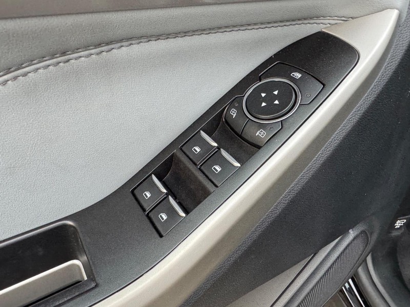 Ford Explorer Vehicle Full-screen Gallery Image 19